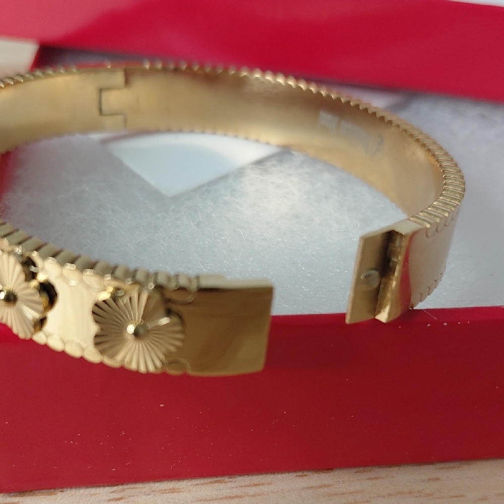 Elegant Stainless Steel Gold Floral Bracelet - Picture 4 of 4